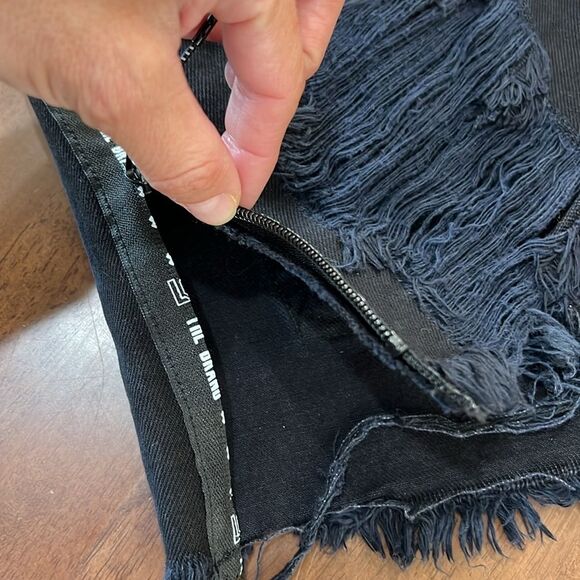 LF The Brand Black Rebel Distressed Denim Hot Shorts Zip Sides Raw Hem Sz 28 NWT - Picture 6 of 11